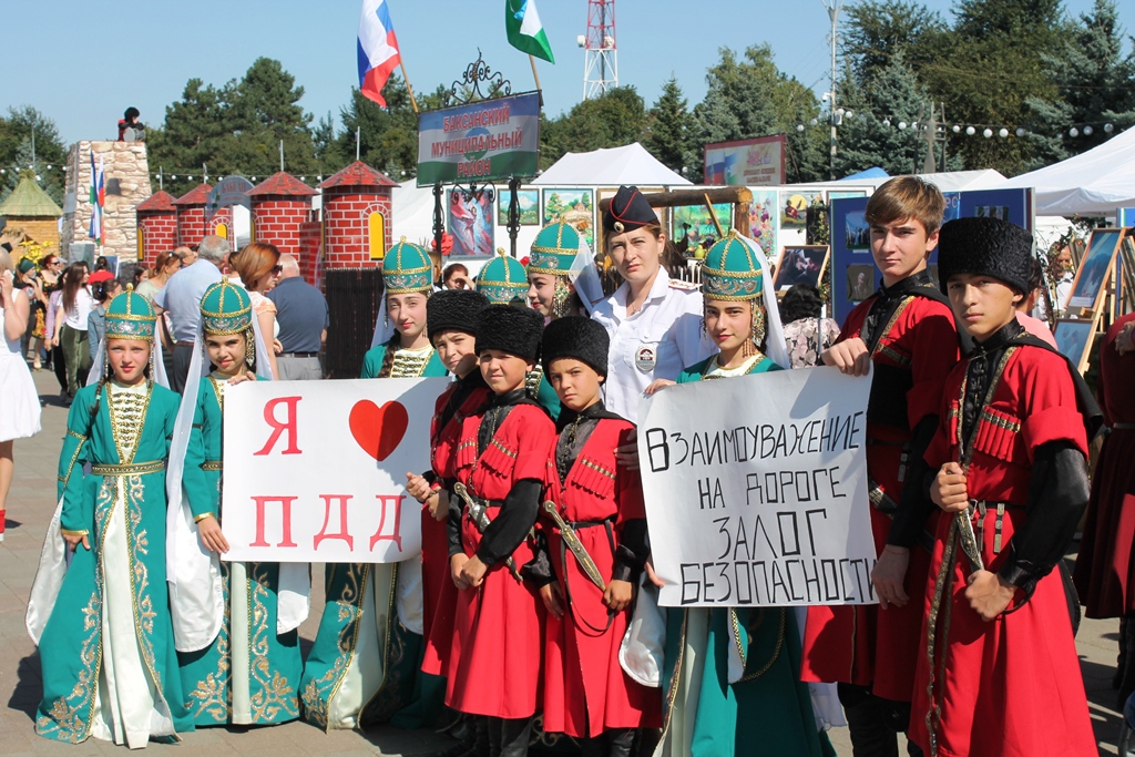 Погода в нальчике в мае 2024 года. День города Нальчик. Нальчик город люди. Ярмарка Нальчик. Картинки ярмарка в Кабардино-Балкарии.