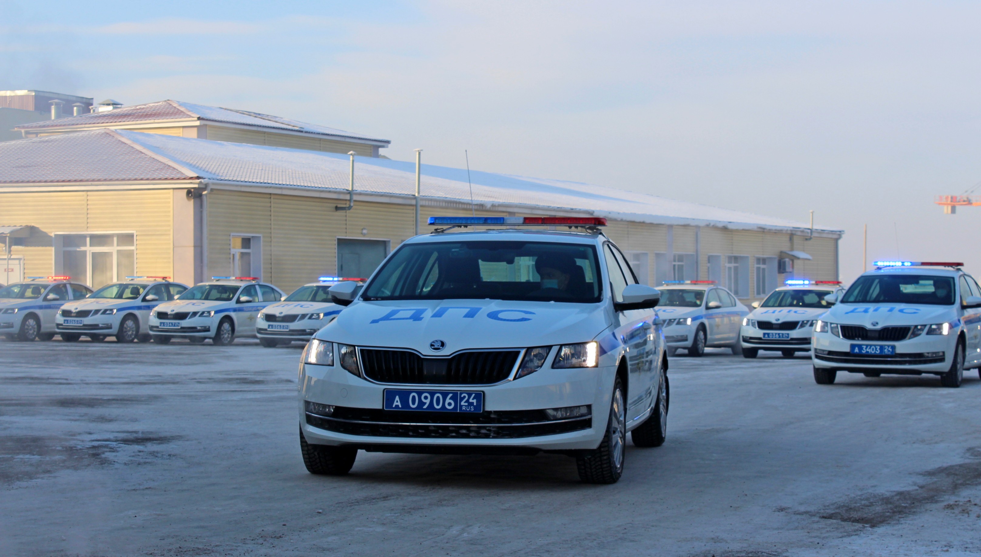 Номер гаи красноярск. Автомобиль ДПС Красноярск. Машины ГИБДД Красноярского края. Авто в крае ДПС Красноярск. Красноярское ГИБДД машины.