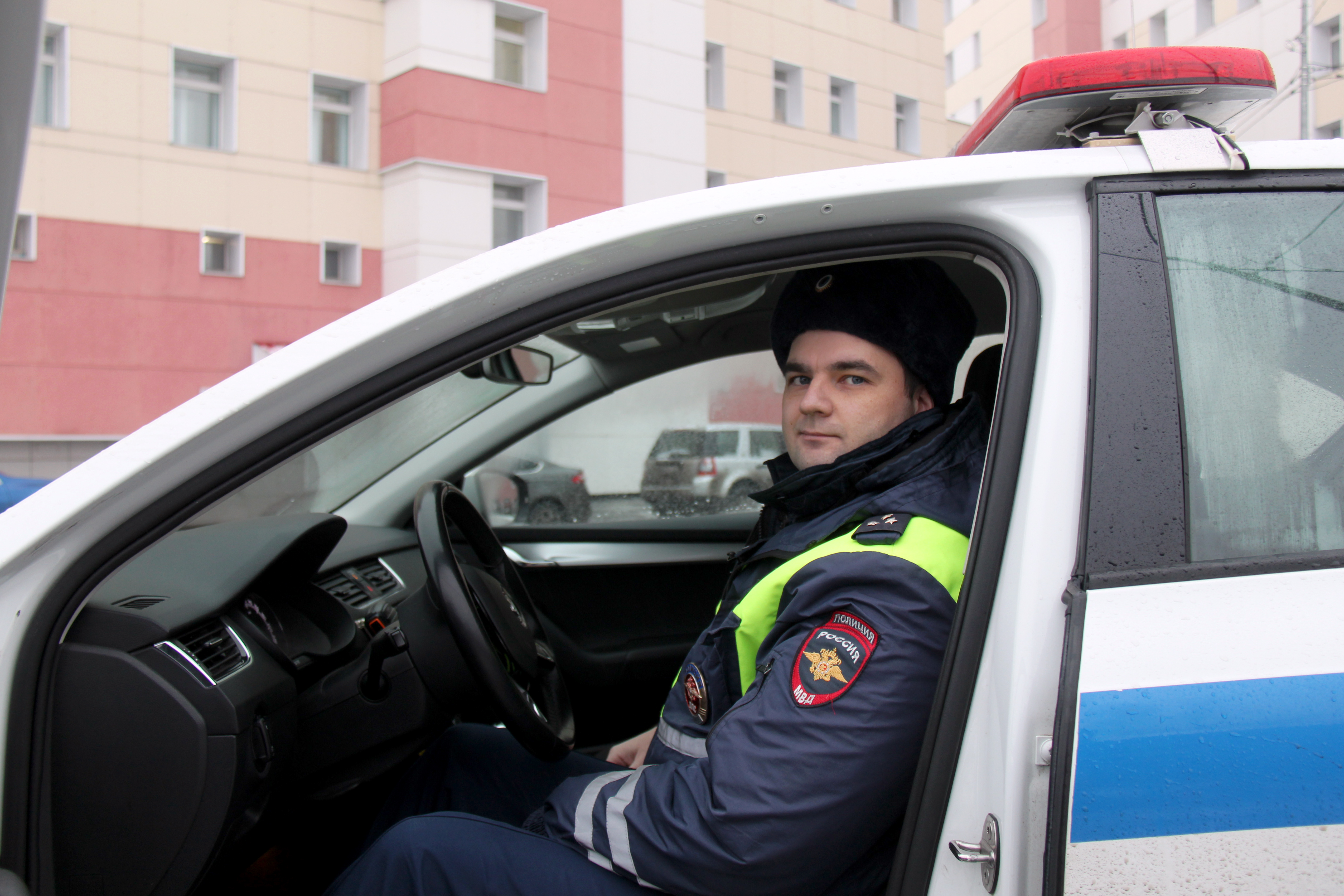 Водитель автомобиля архангельск. Сотрудник ДПС. Автомобиль ДПС. Полиция ГИБДД. Сотрудник полиции.